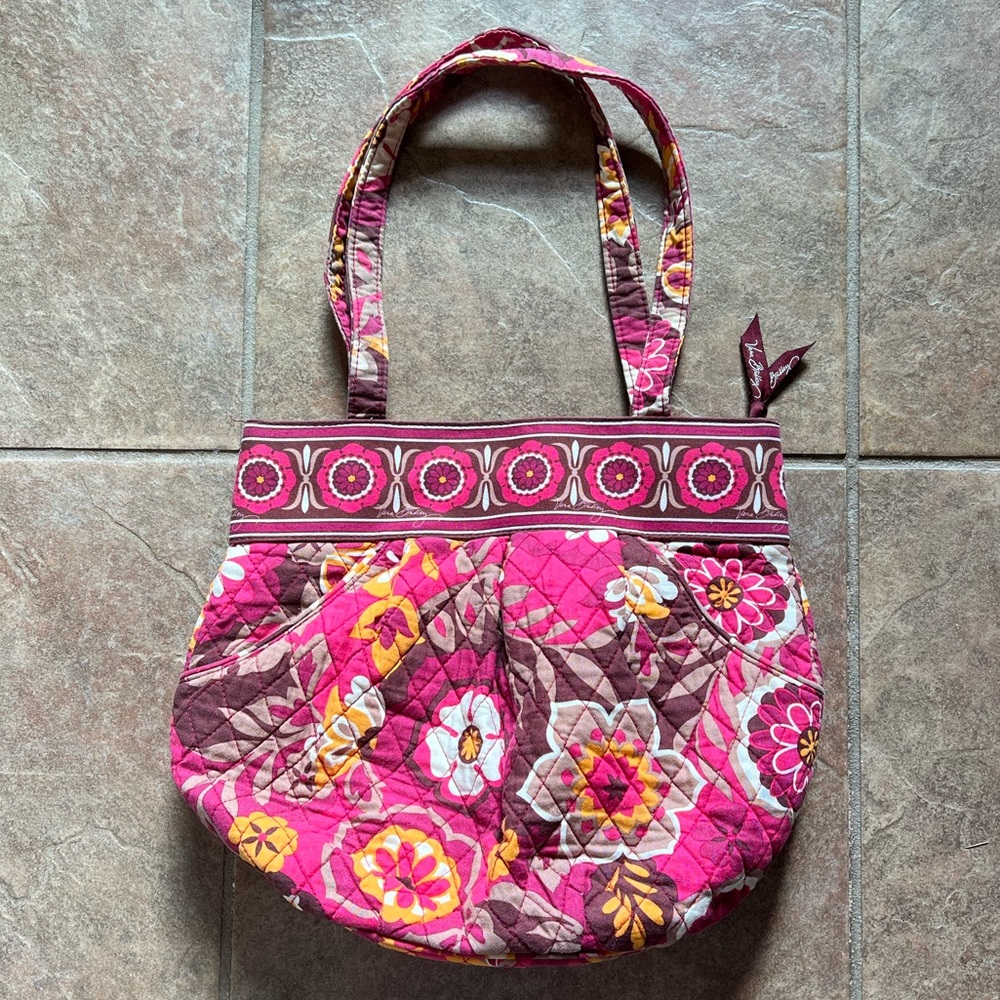 Vera Bradley purse with outside pockets and zipper. In great condition!